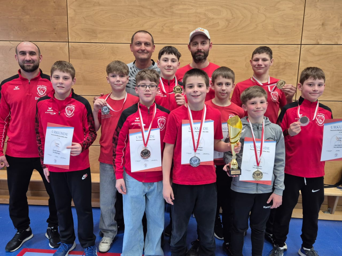 Stolze Athleten mit ebenso stolzen Trainern