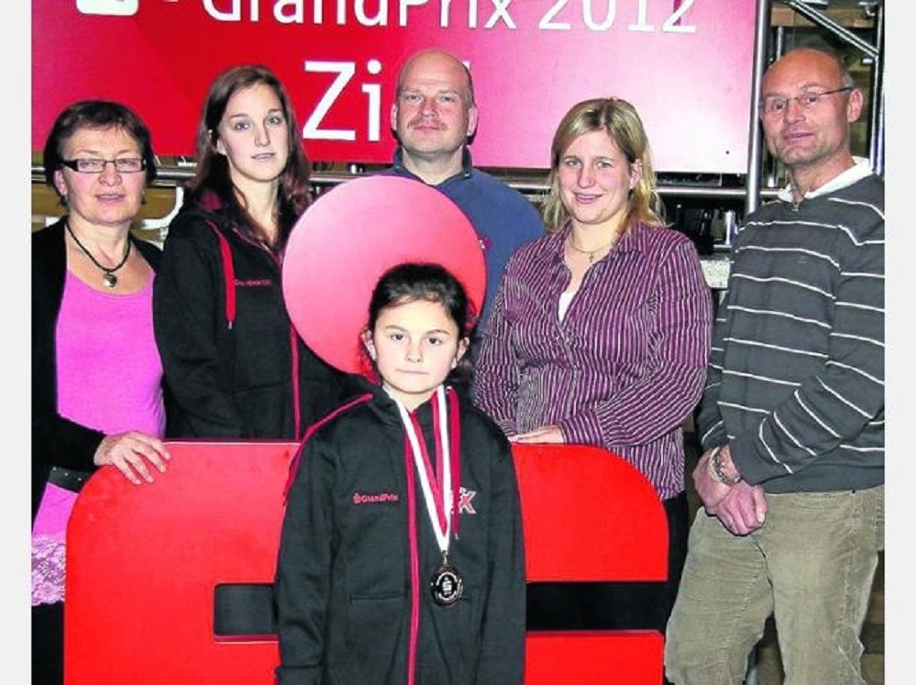 Gruppenbild: Monika Jakob, Vorsitzende des VfL Wolfhagen, Jana Kratzsch, Niederelsungens Vorsitzender Marcus Winning, VfL-Trainerin Kristina Kohlstädt, TSV-Trainer Günter Hartmann (hinten von links) und Alice Eckenberger (vorne). Foto:  M. Berger