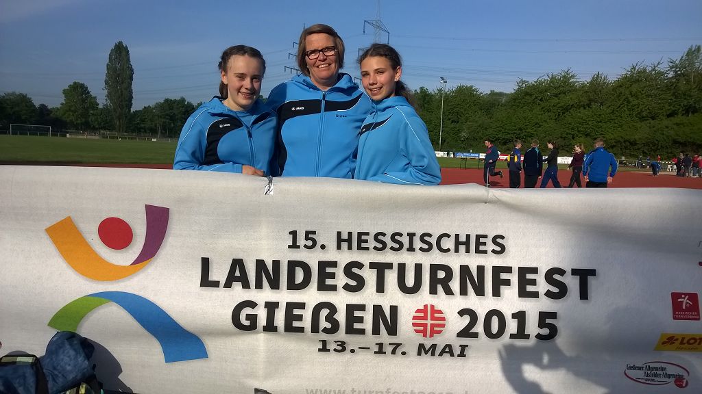Celina (li.) und Lara (re.) mit Trainerin Uli Kleinschmidt