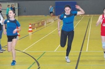 Unser Bildausschnitt zeigt den Zieleinlauf des 30m-Sprint mit Linea Zilke (li.) als Siegerin