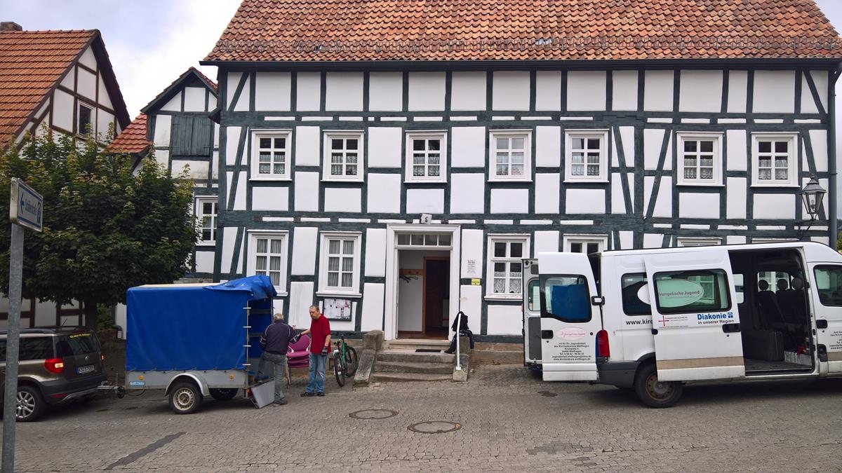 Unser Bild zeigt den Vorstand bei den ersten Transporten in die neuen Räumen in der Torstraße 5