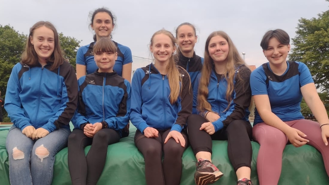 Stolz auf ihre Leistungen: Trainerin Celina, Alice, Jolina, Emma, Linea, Louisa und Jasmin