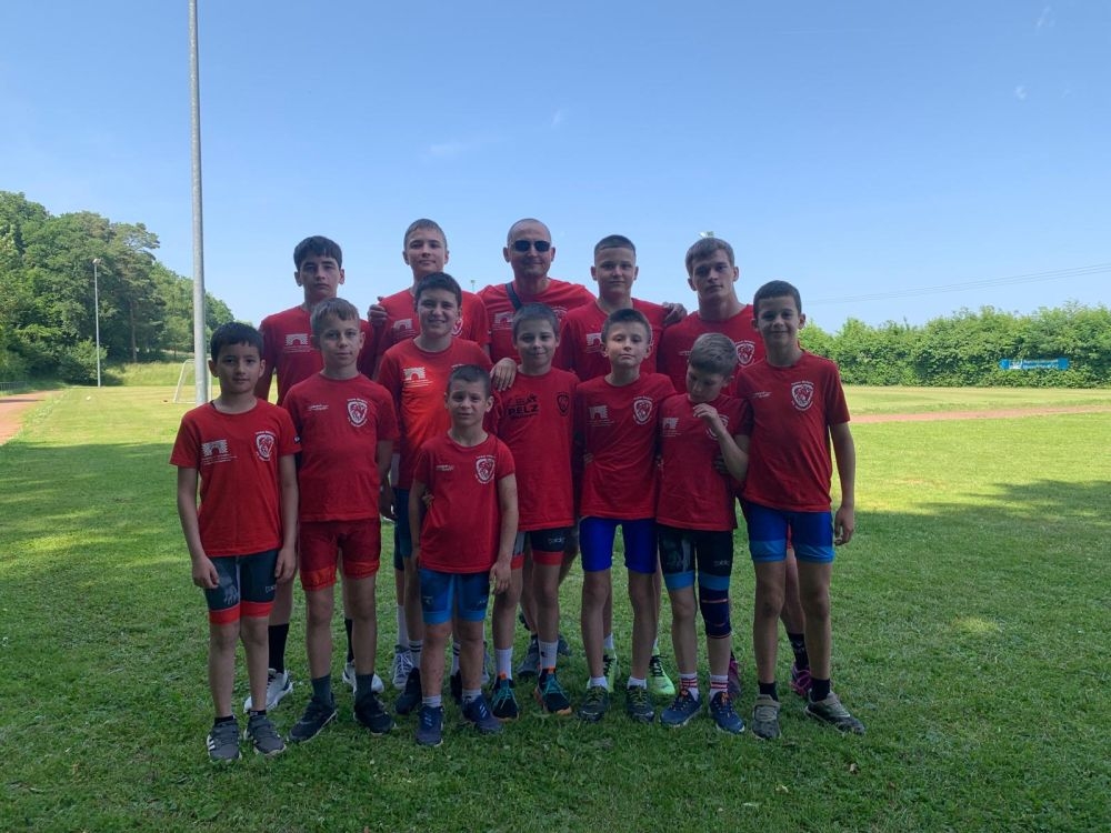 Training mal anders: Ringen im Sand des Schwimmbads