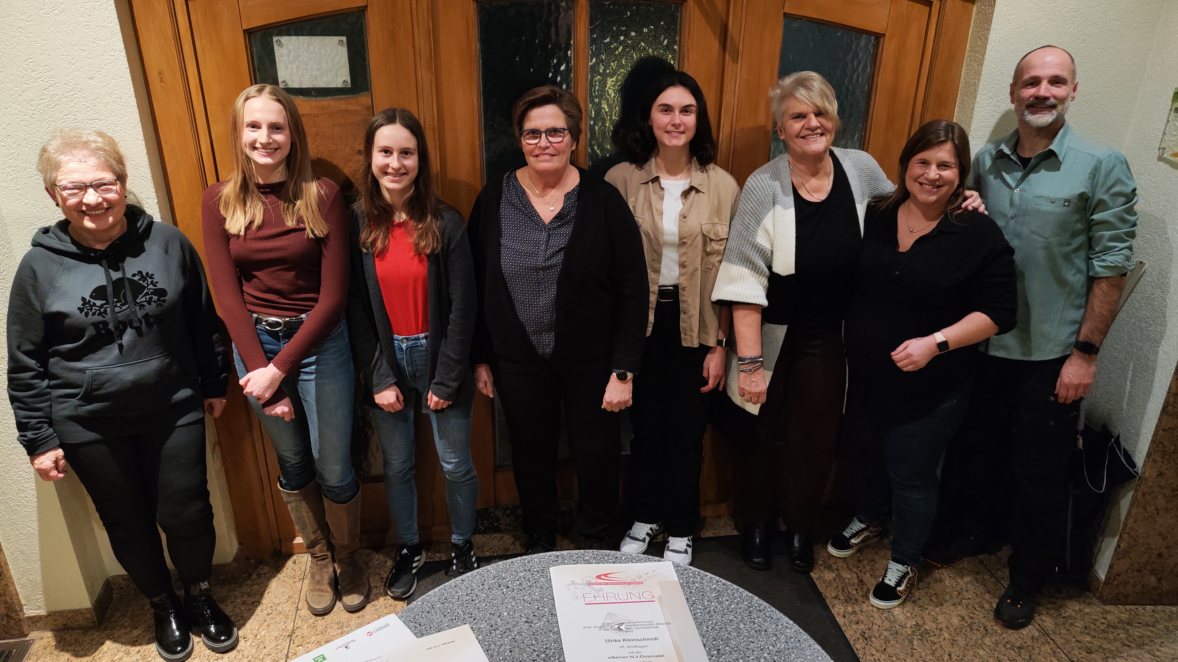 Vorsitzende Monika Jakob mit den stolzen Geehrten Emma Schunk, Linea Zilke, Ulrike Kleinschmidt, Alice Ekenberger, Petra Simshäuser, Kristina Nowak und Markus Schunk (v.Li.)