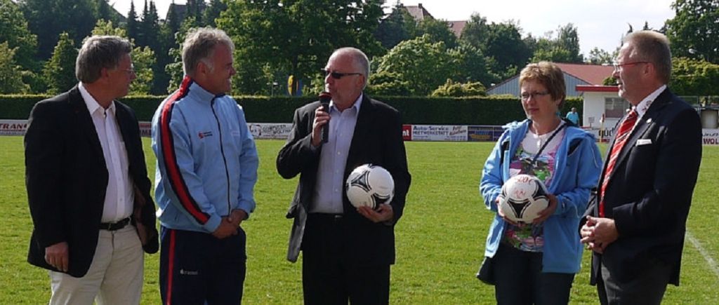 v. l. n. r.: Herbert Appel, Bürgermeister Reinhard Schaake, Dietrich Hedrich (FSV), Monika Jakob (VfL), Hartmut Schäfer (Vorsitzender Nordhessische Regionalauswahl)