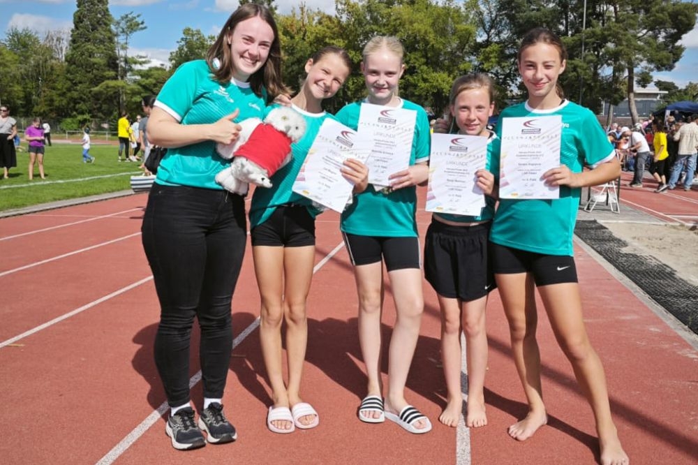 Die erfolgreichen Teammitglieder des VfL mit ihrer Trainerin Celina
