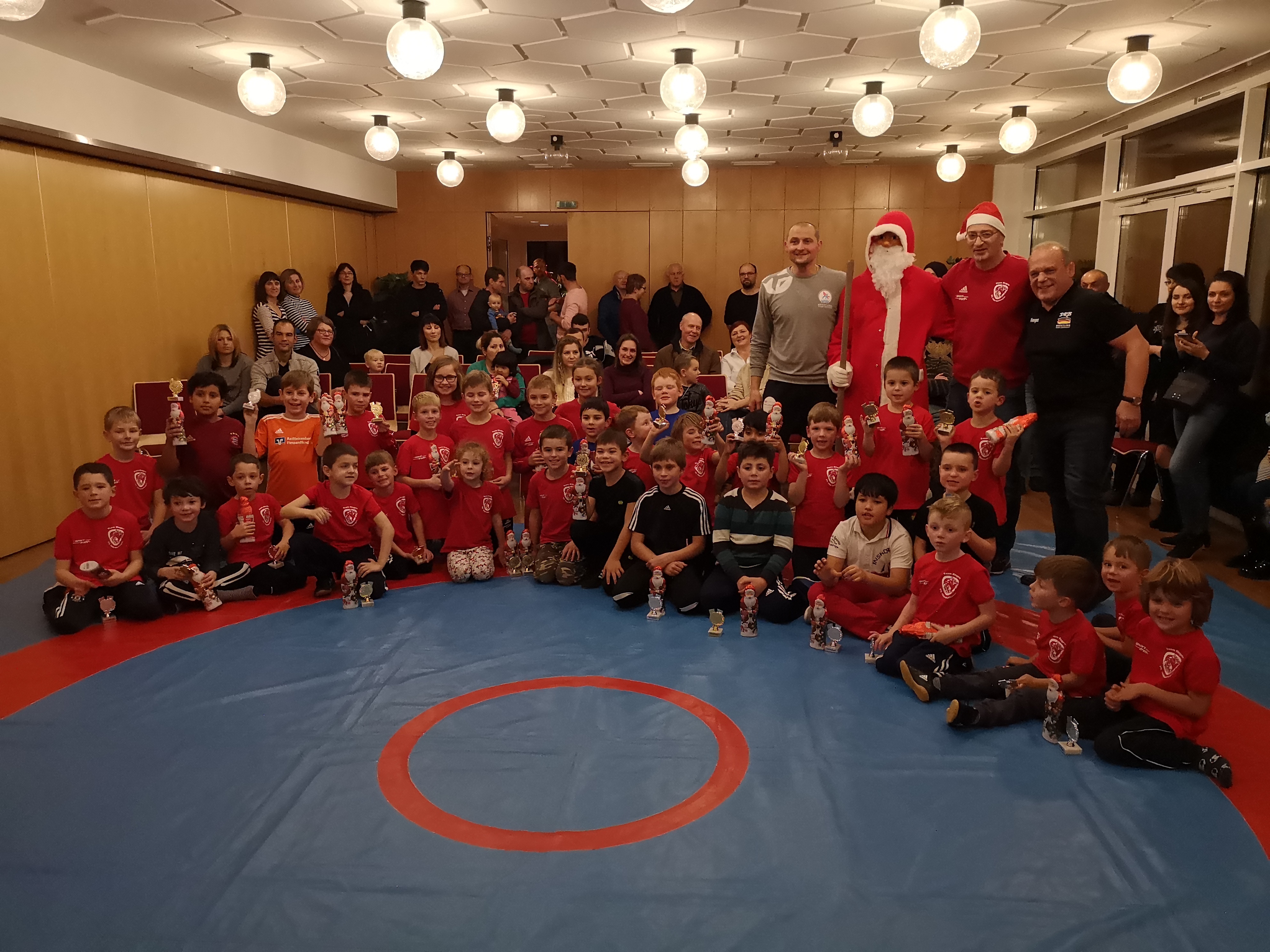 Nikolaus-Ringen bringt viel Spaß – und richtig Stimmung in die Stadthalle