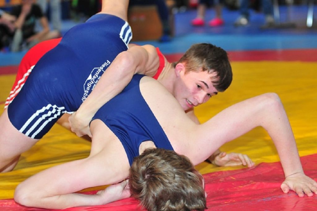 Eine souveräne Vorstellung bot Erik Tangel (rot) von der Wilhelm-Filchner-Schule gegen Manuel Bauer von der Heinrich-Böll-Schule Fürth.