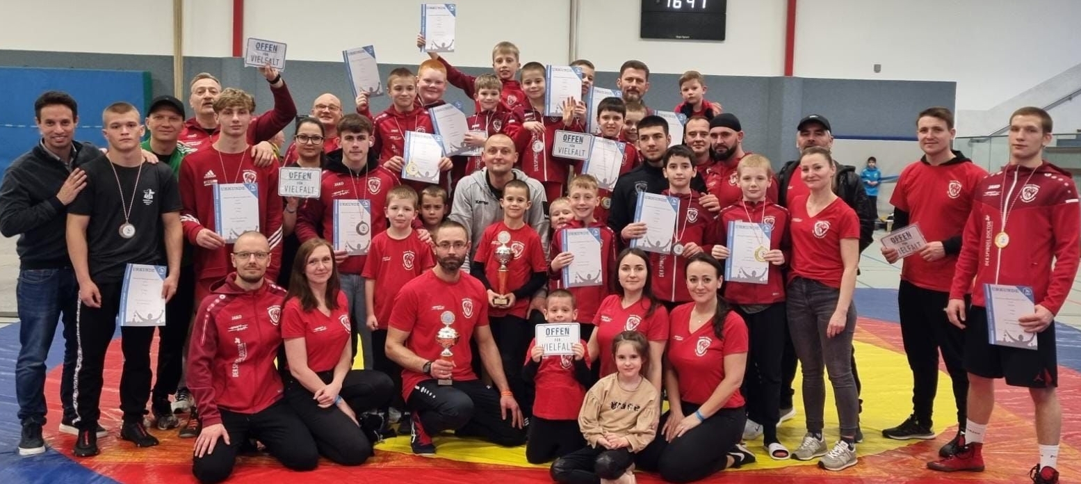 Stolzes Wolfsrudel mit MdL Oliver Ulloth (li.)