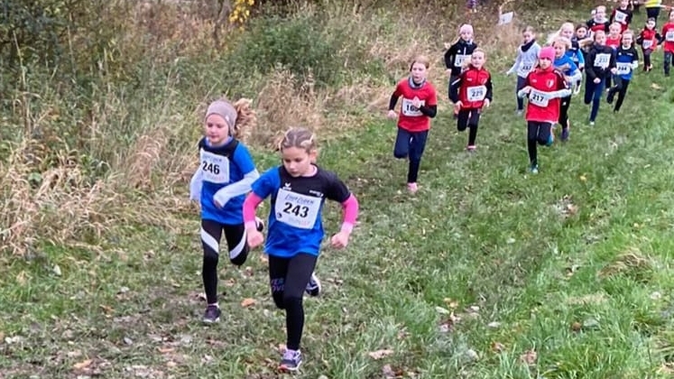 Emily Schaumburg und Ella Ranft beim Start-Ziel-Sieg!