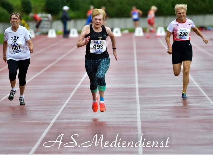 Ulrike`s (re.) Endspurt im 100m-Rennen 