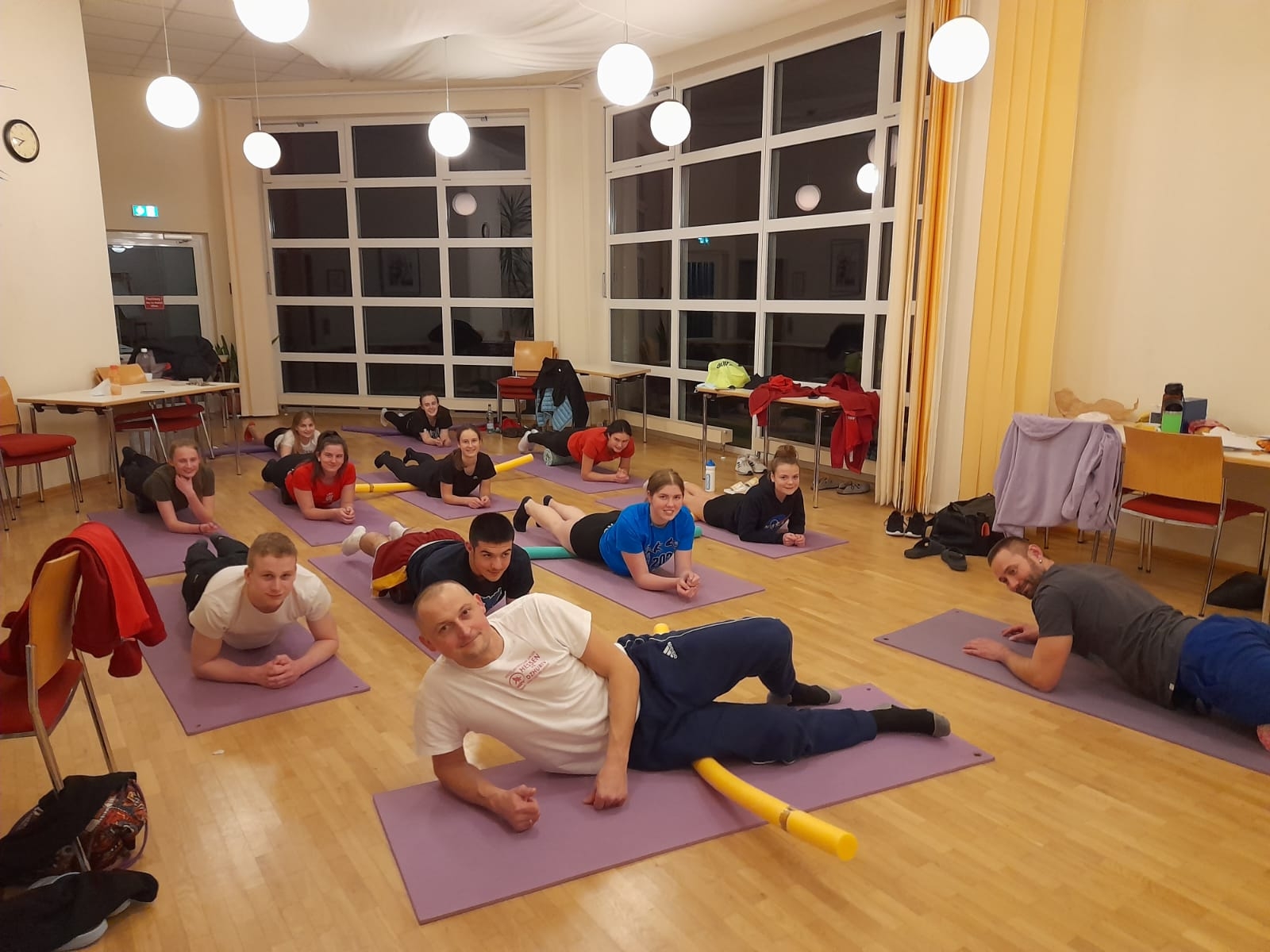 Ringer und LeichtathletInnen beim Yoga