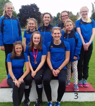 Trainerin Ulrike Kleinschmidt mit (v.l.) Jolina Kronier, Vera Schaub, Saskia Bauer, Celina Weiershäuser, Alice Eckenberger, Lisa Fuhr, Jolina Schmidt und Malena Siebert