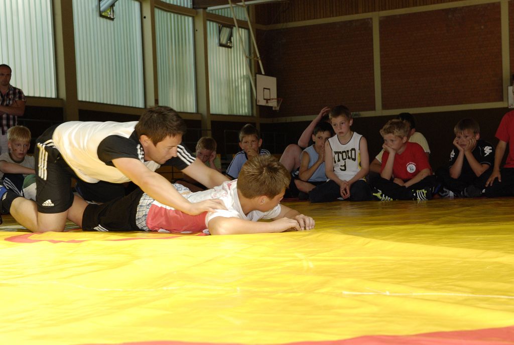 Jens Gündling (links) demonstriert eine Übung
