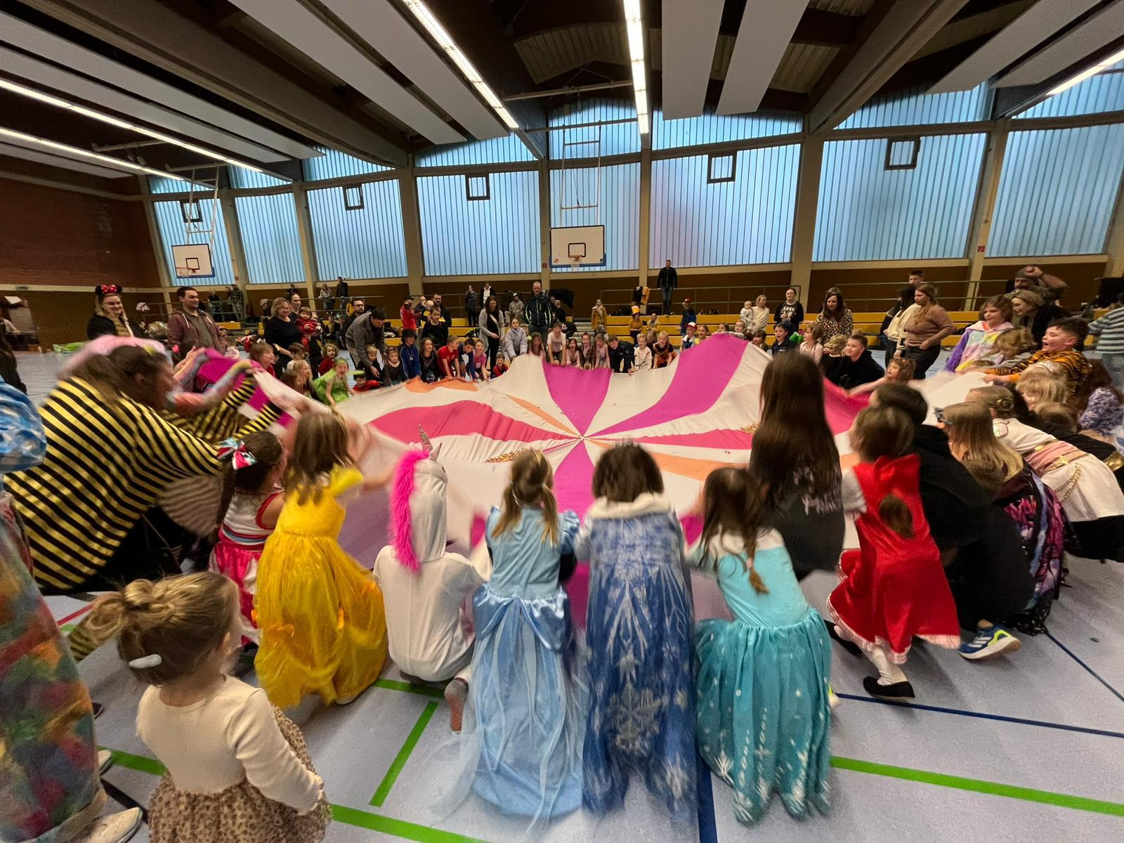 Kinderkarneval als Sockenball - die jüngsten Ringer begeistern ebenfalls