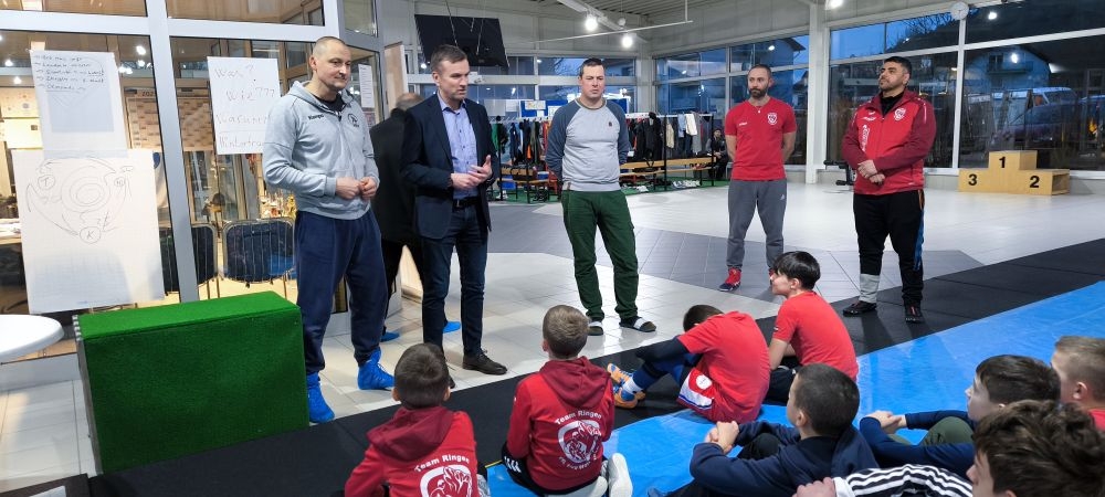 Überraschung beim Training: Bürgermeister und Politiker gratulieren