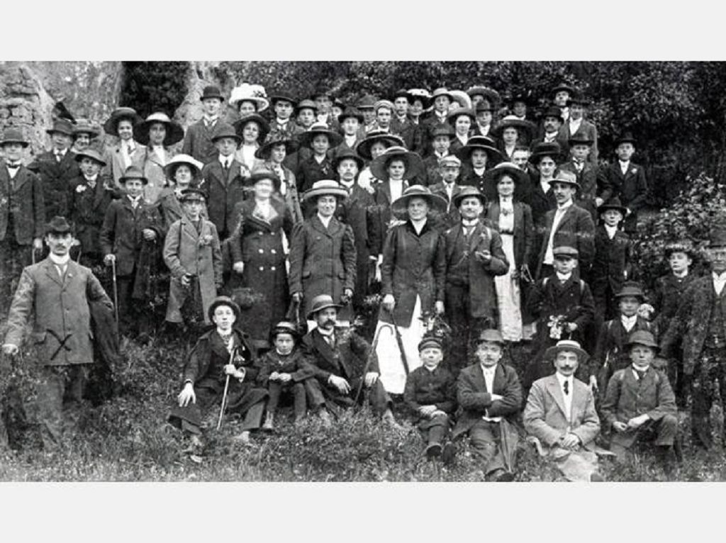 Sport und Geselligkeit: Ausflugsfahrt des Turnvereins Wolfhagen im Mai 1913 an den Edersee. Im Vordergrund links der damalige erste Vorsitzende Ludwig Günther.